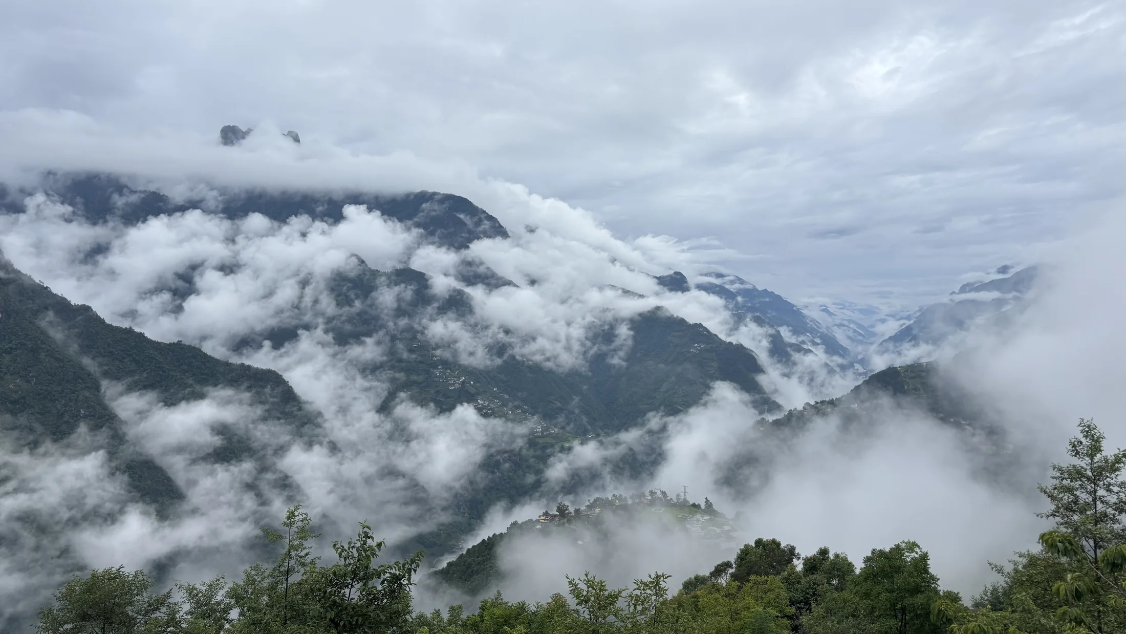 云雾流经层叠的山谷