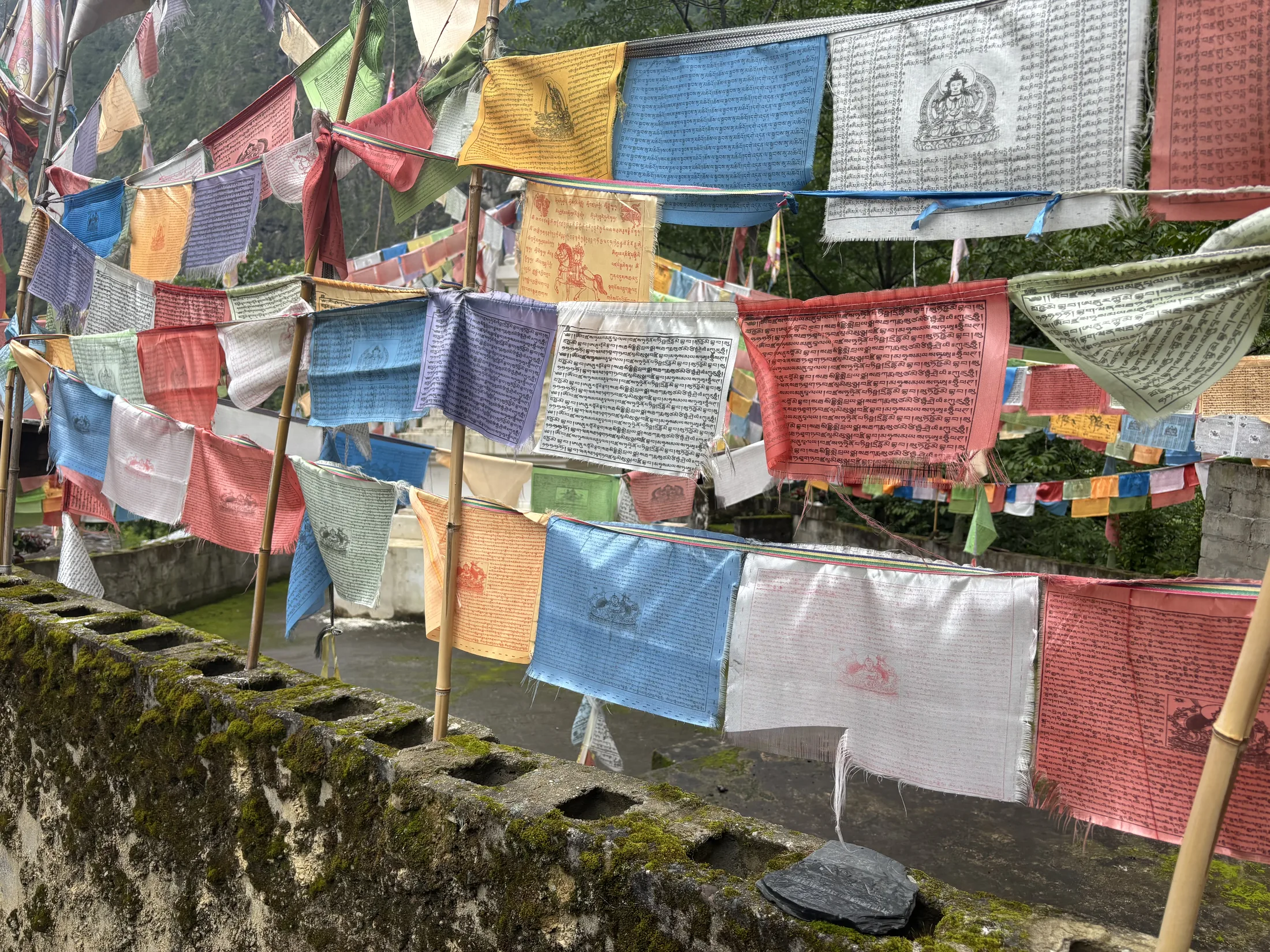 彩色经幡悬挂在山间